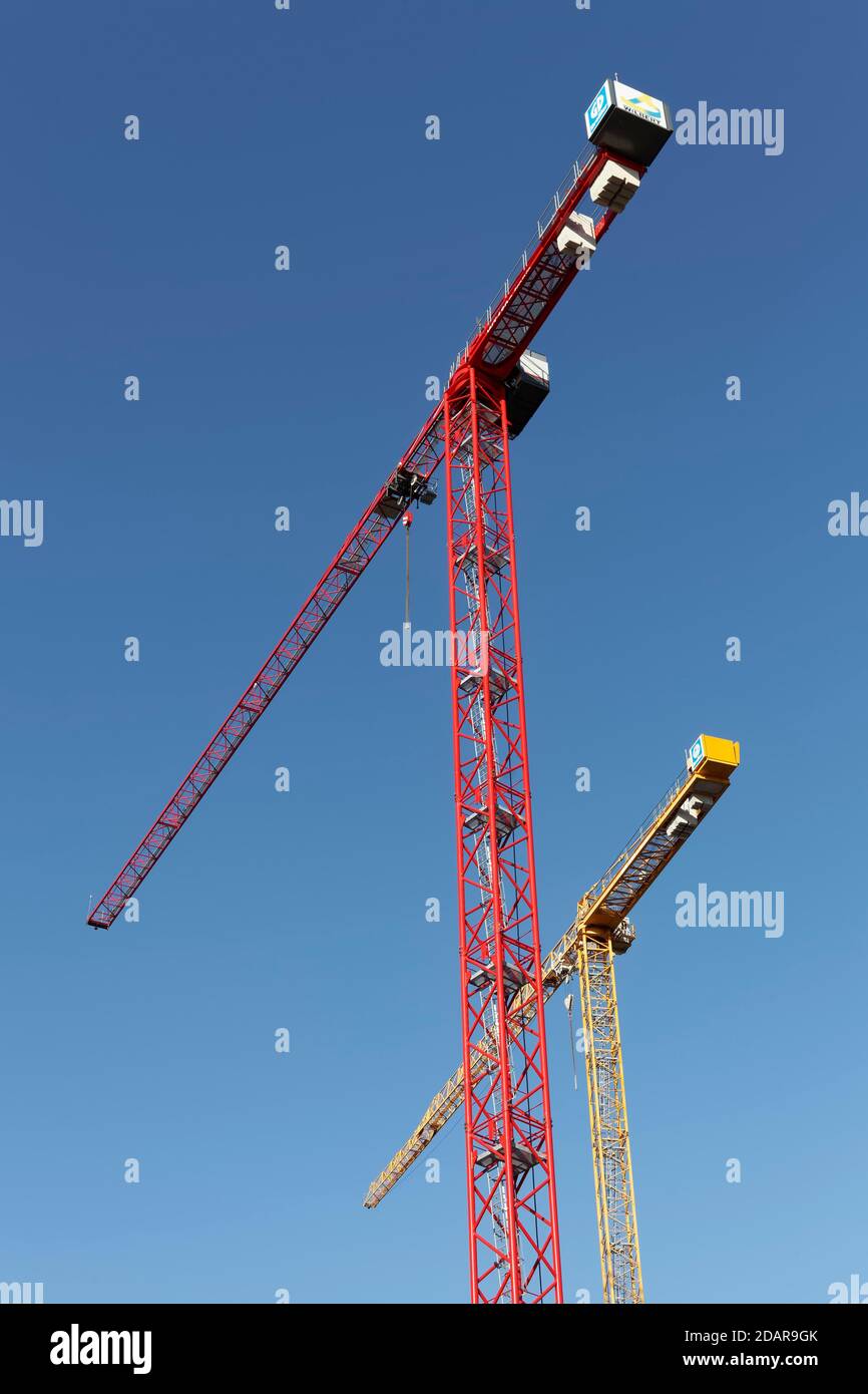 Red construction crane hi-res stock photography and images