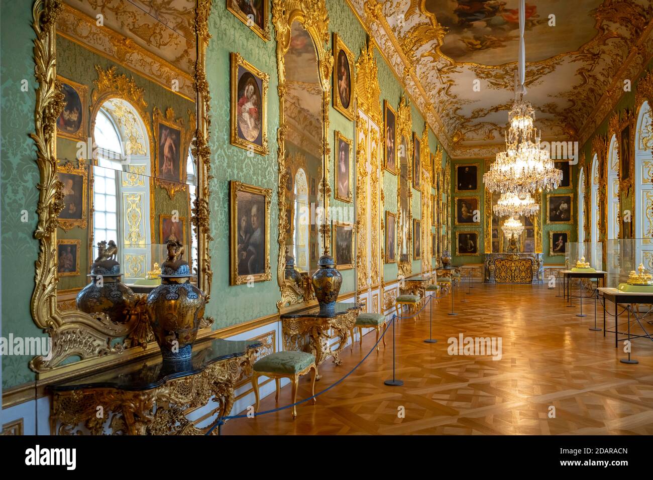 レジデンツ博物館 緑のギャラリー 写真集「Die Grune Galerie」 Green room munich residenz hi-res stock photography and