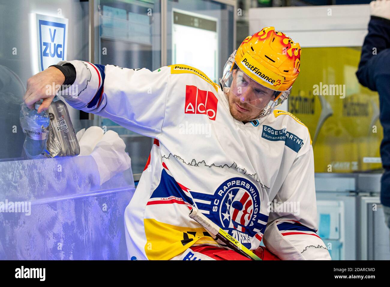 Hockey penalty box hires stock photography and images Alamy
