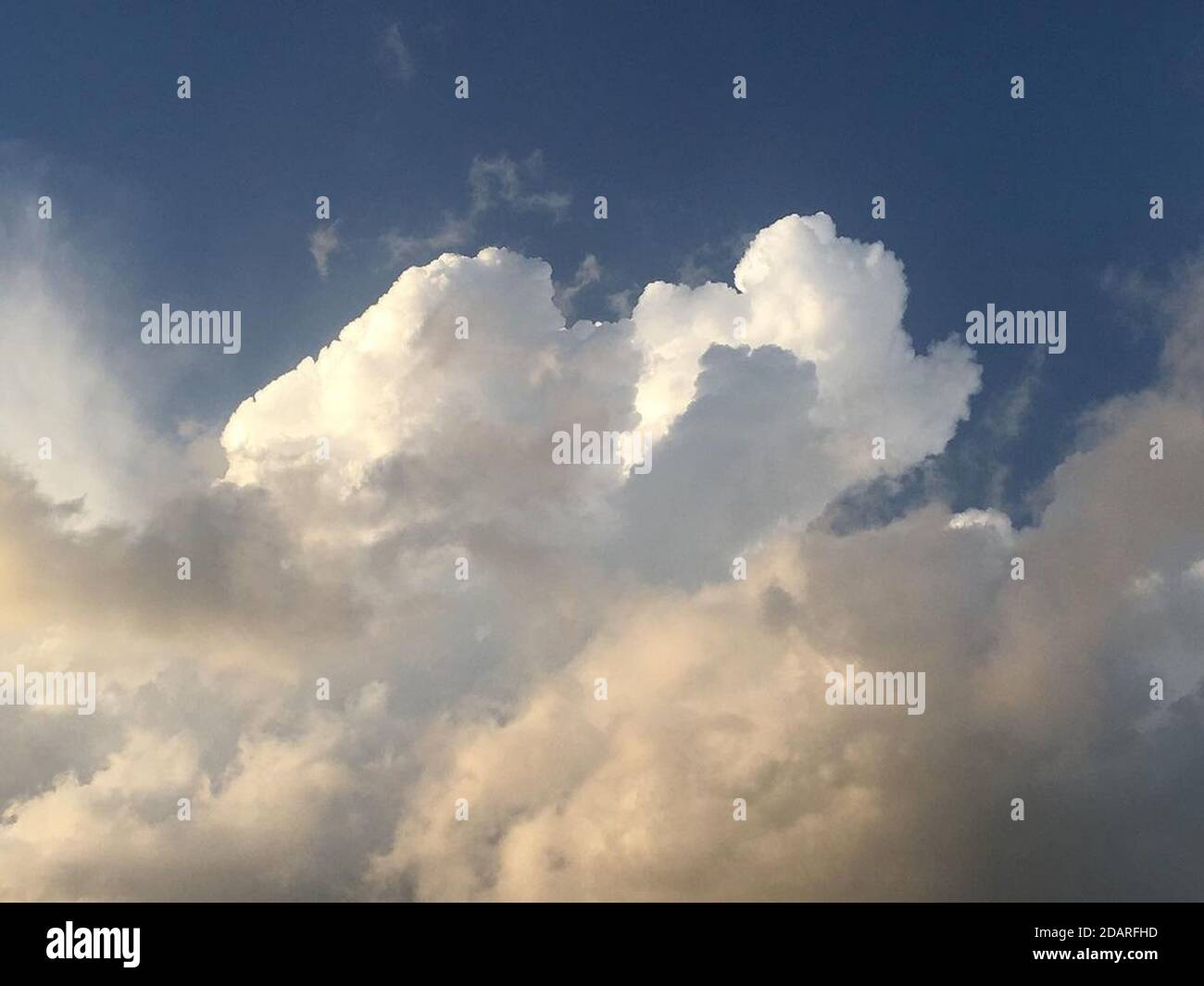 Cotton shaped cloud hires stock photography and images Alamy