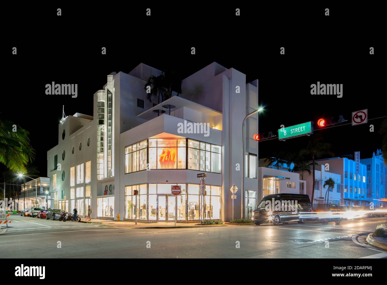 MIAMI BEACH, FL, USA - NOVEMBER 13, 2020: HNM H M store South Beach Miami  at night Stock Photo - Alamy