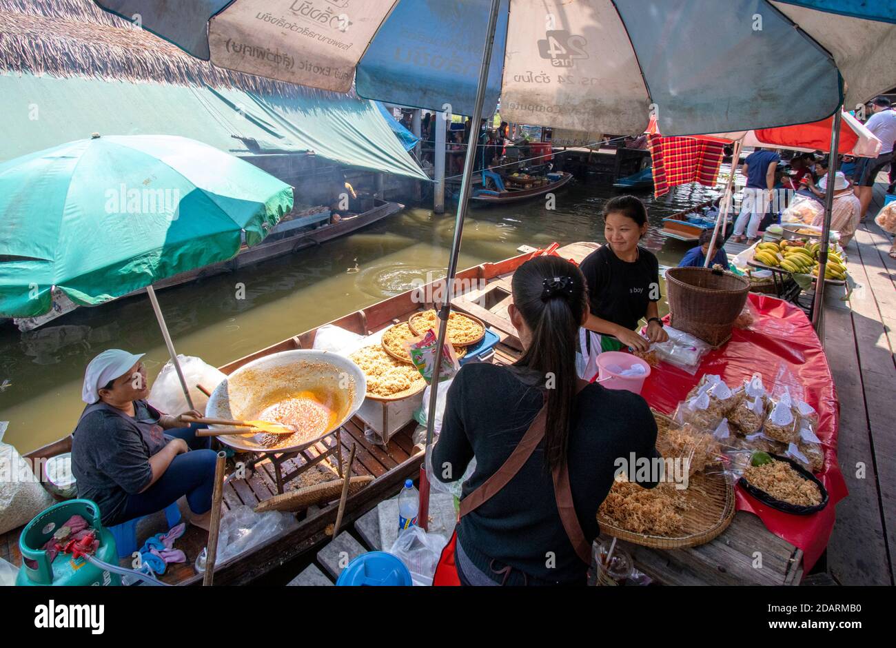 https://c8.alamy.com/comp/2DARMB0/taligchan-pier-floating-market-bangkok-thailand-2DARMB0.jpg