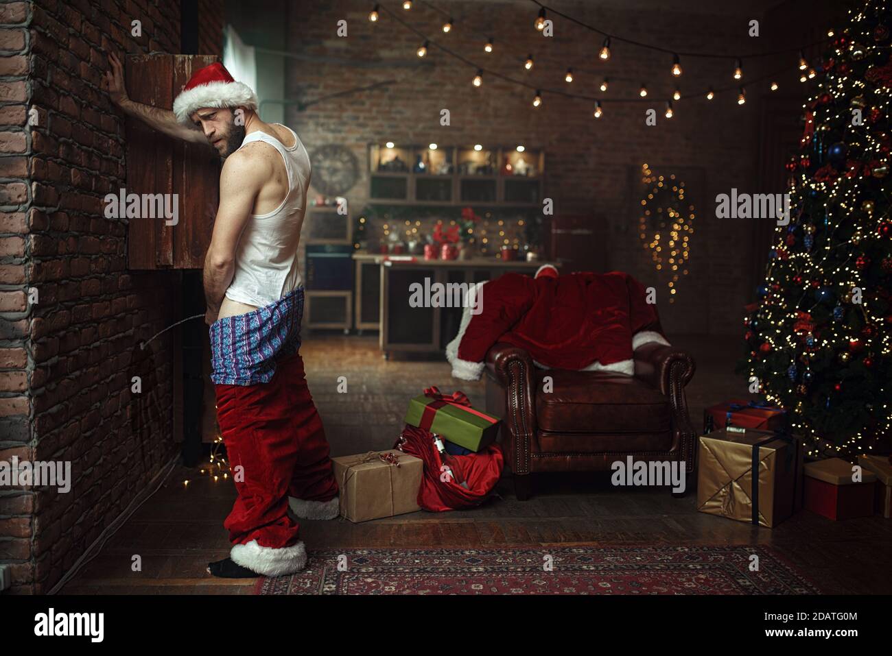 Sweaating Santa Bad drunk Santa claus urinating on the wall Stock Photo - Alamy
