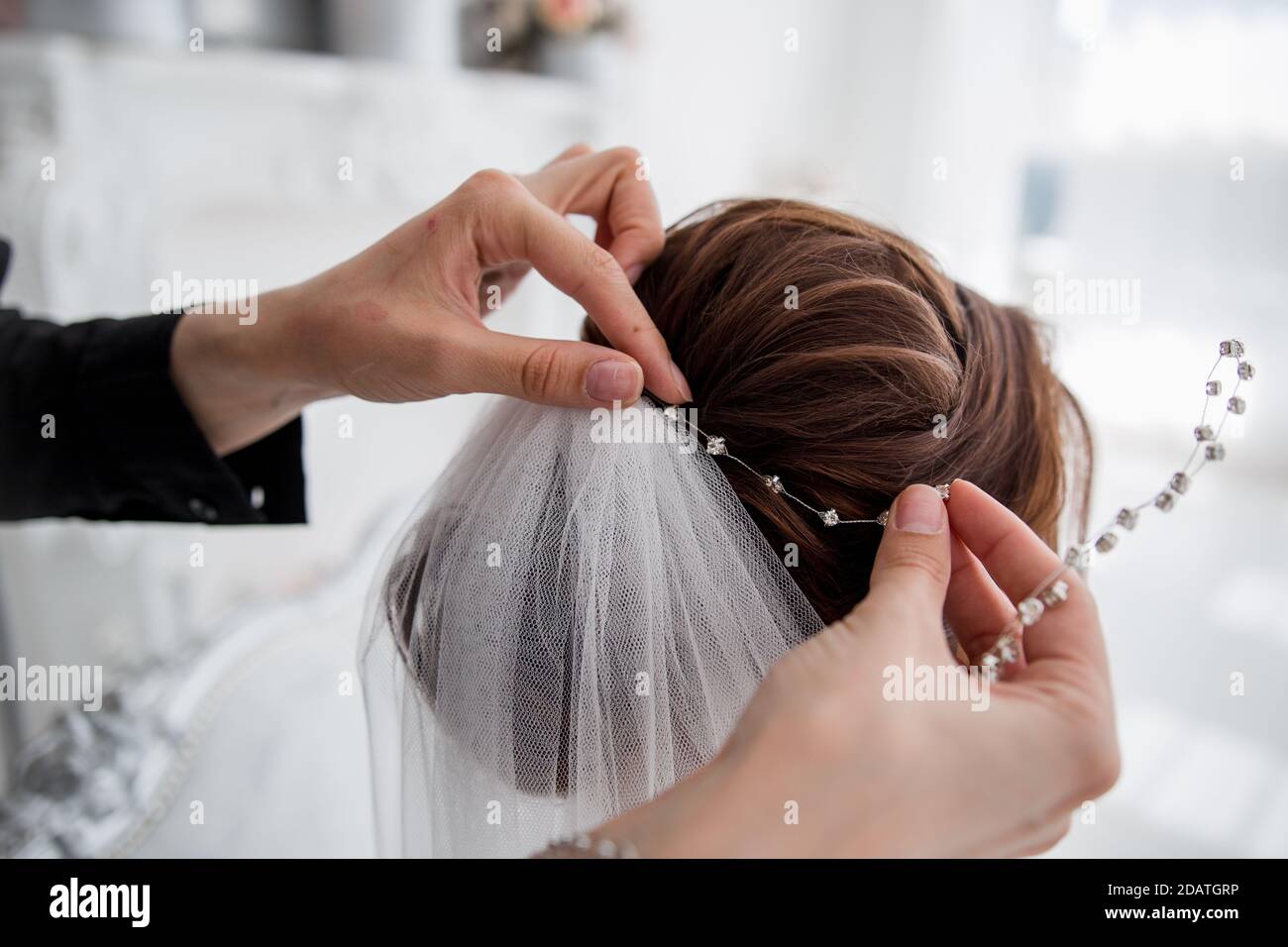 Asian bride wearing veil hi-res stock photography and images - Alamy
