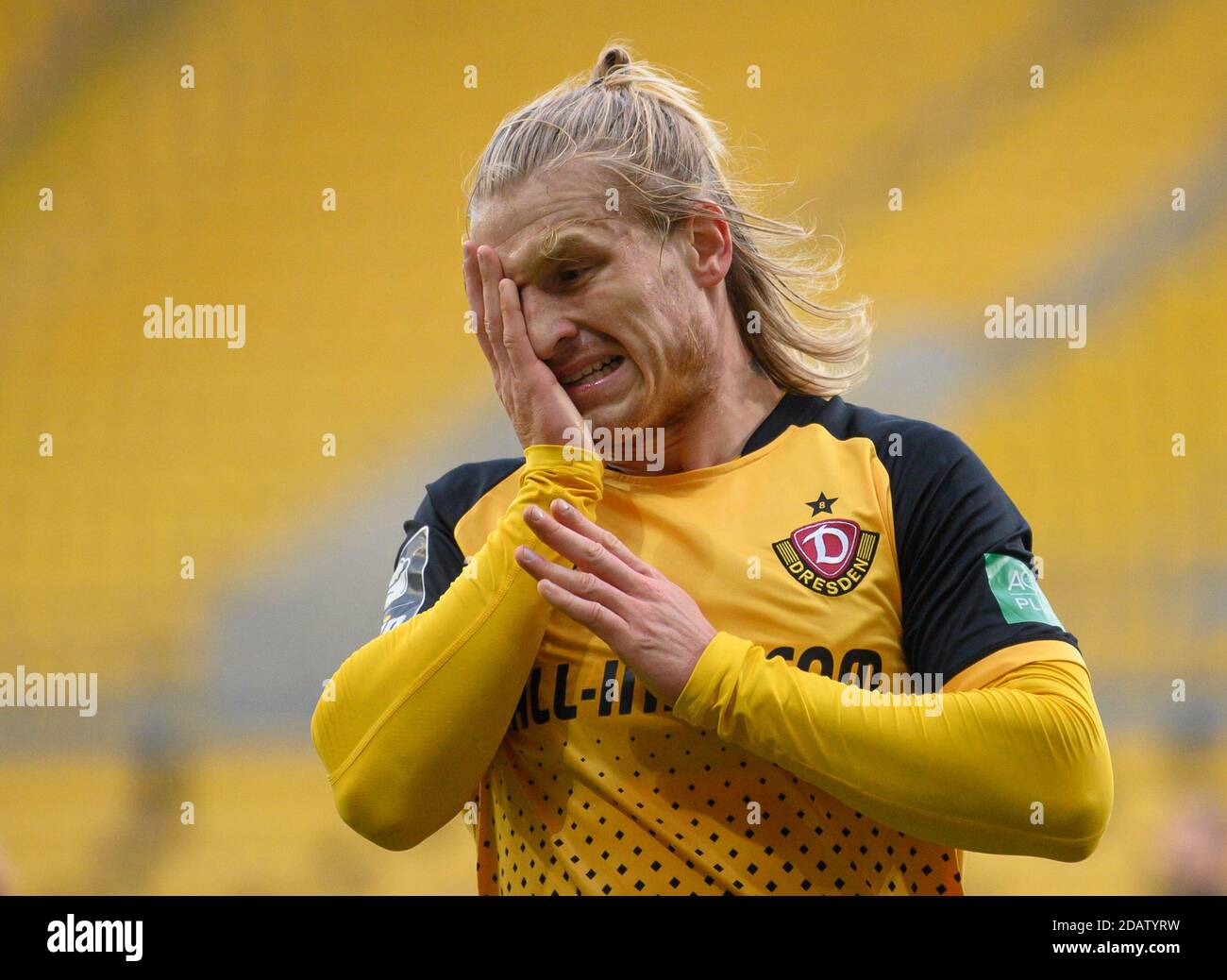 Dresden, Germany. 15th Nov, 2020. Football: 3rd division, SG Dynamo Dresden  - TSV 1860 Munich, 10th matchday, at the Rudolf-Harbig-Stadium Dynamos  Marvin Stefaniak (r) against Munich's Quirin Moll. Credit: Robert  Michael/dpa-Zentralbild/ZB/dpa/Alamy Live