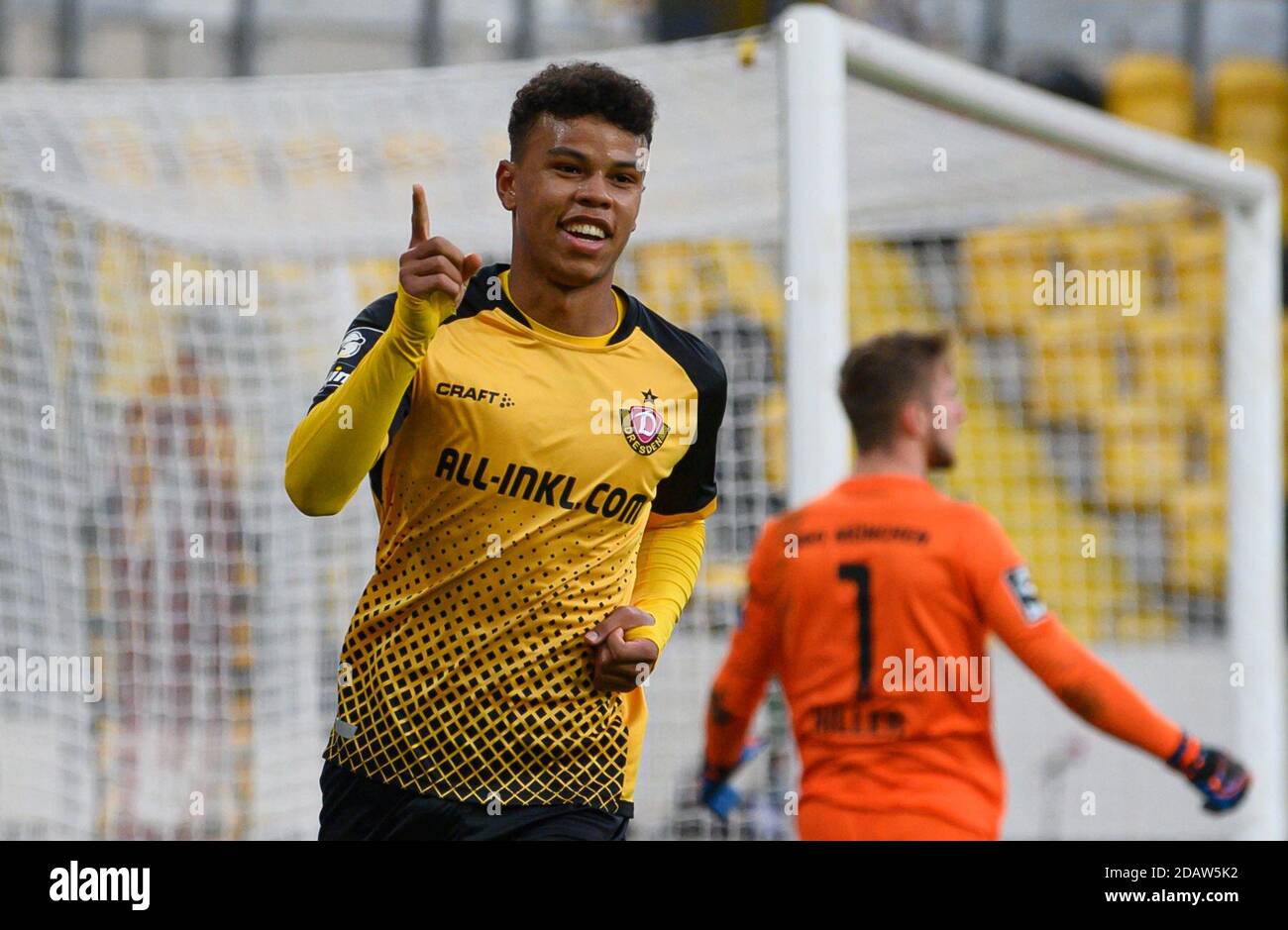 Dresden, Germany. 15th Nov, 2020. Football: 3rd division, SG Dynamo Dresden  - TSV 1860 Munich, 10th matchday, at the Rudolf-Harbig-Stadium Dynamos  Yannick Stark (3rd from left) cheers after his goal for 1:1