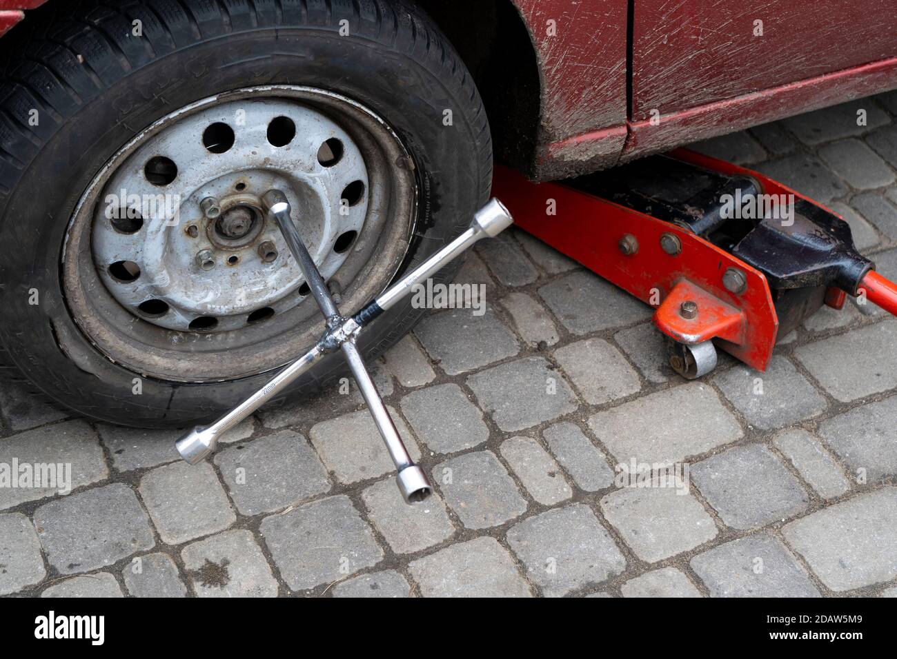 Hydraulic jack hires stock photography and images Alamy