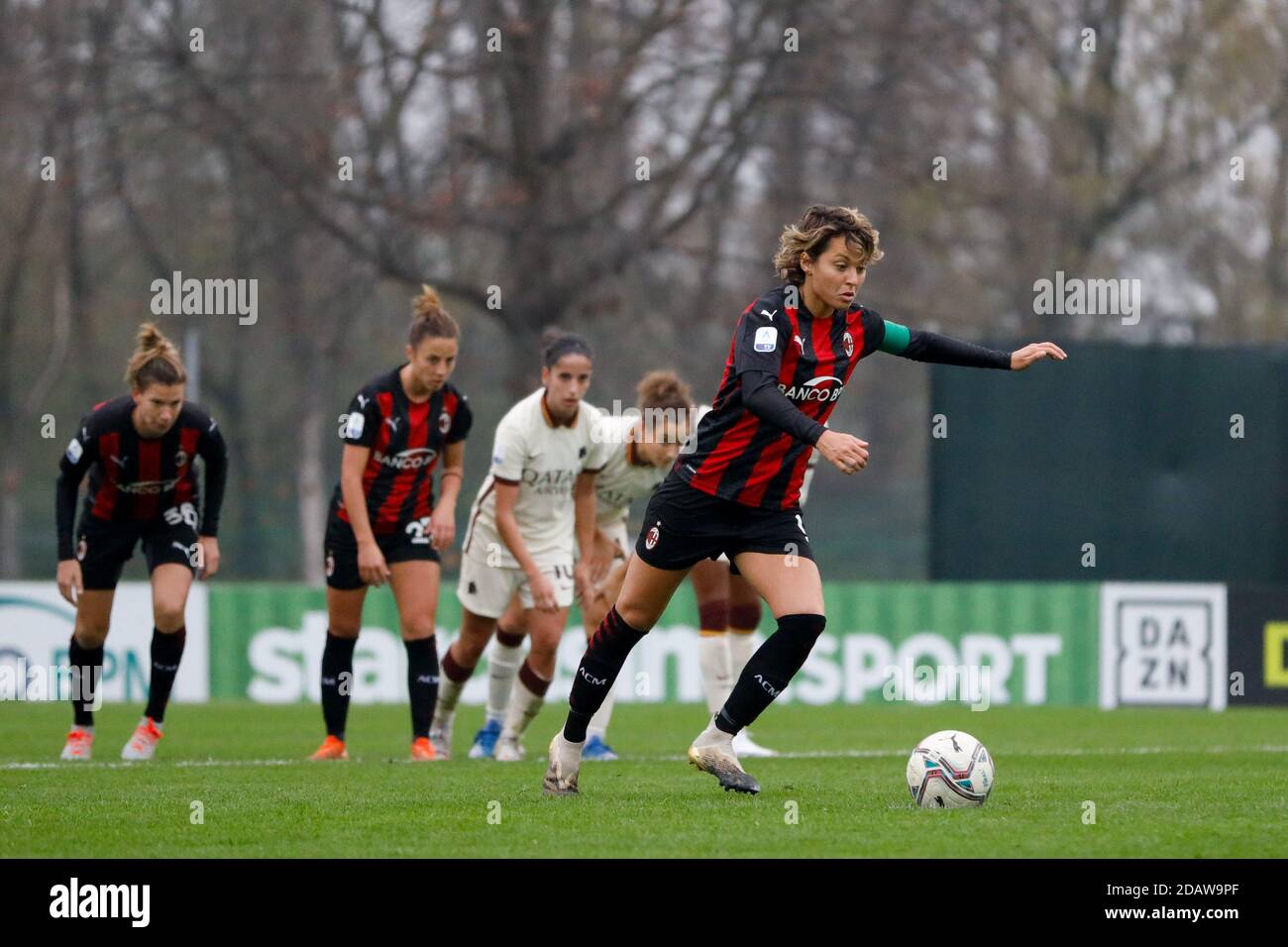 Valentina Giacinti (AC Milan) controlling the ball during AC Milan vs ACF  Fiorentina femminile, Italian foo - Photo .LiveMedia/Francesco Scaccianoce  Stock Photo - Alamy