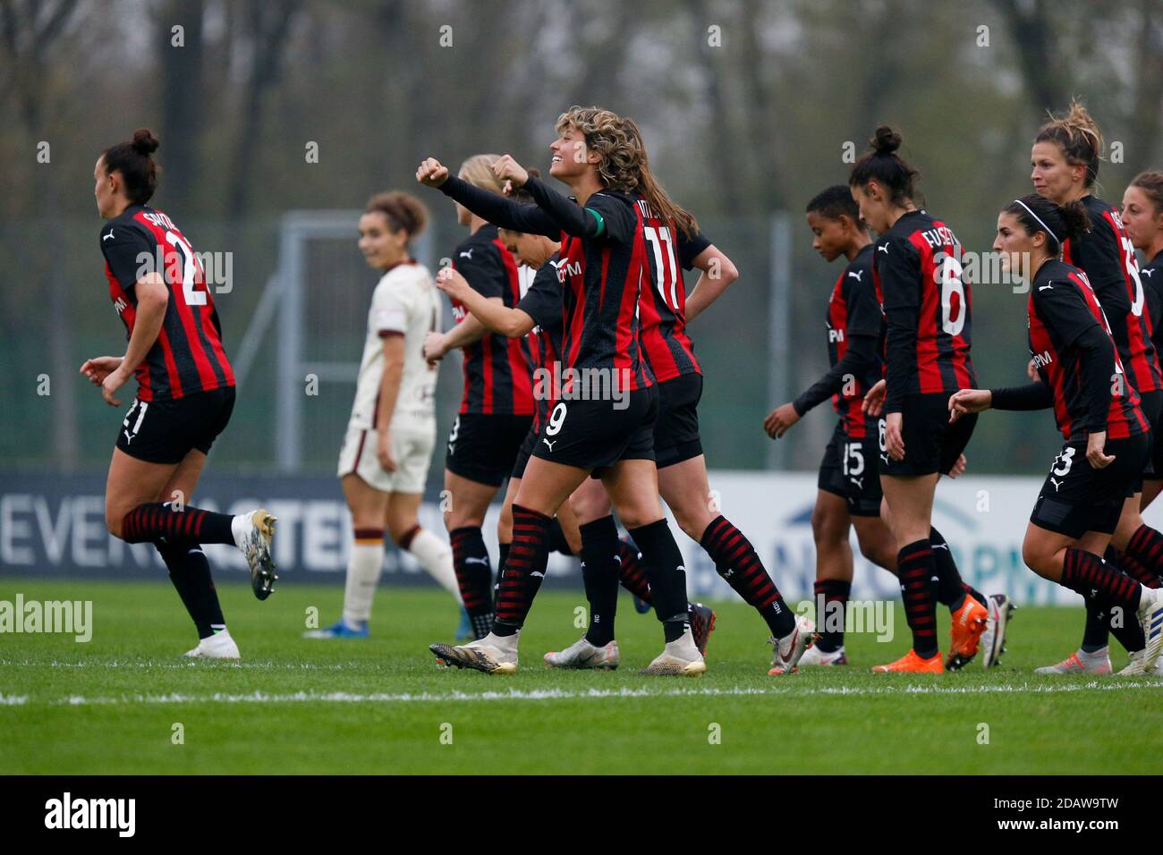 Valentina Giacinti (AC Milan) controlling the ball during AC Milan vs ACF  Fiorentina femminile, Italian foo - Photo .LiveMedia/Francesco Scaccianoce  Stock Photo - Alamy