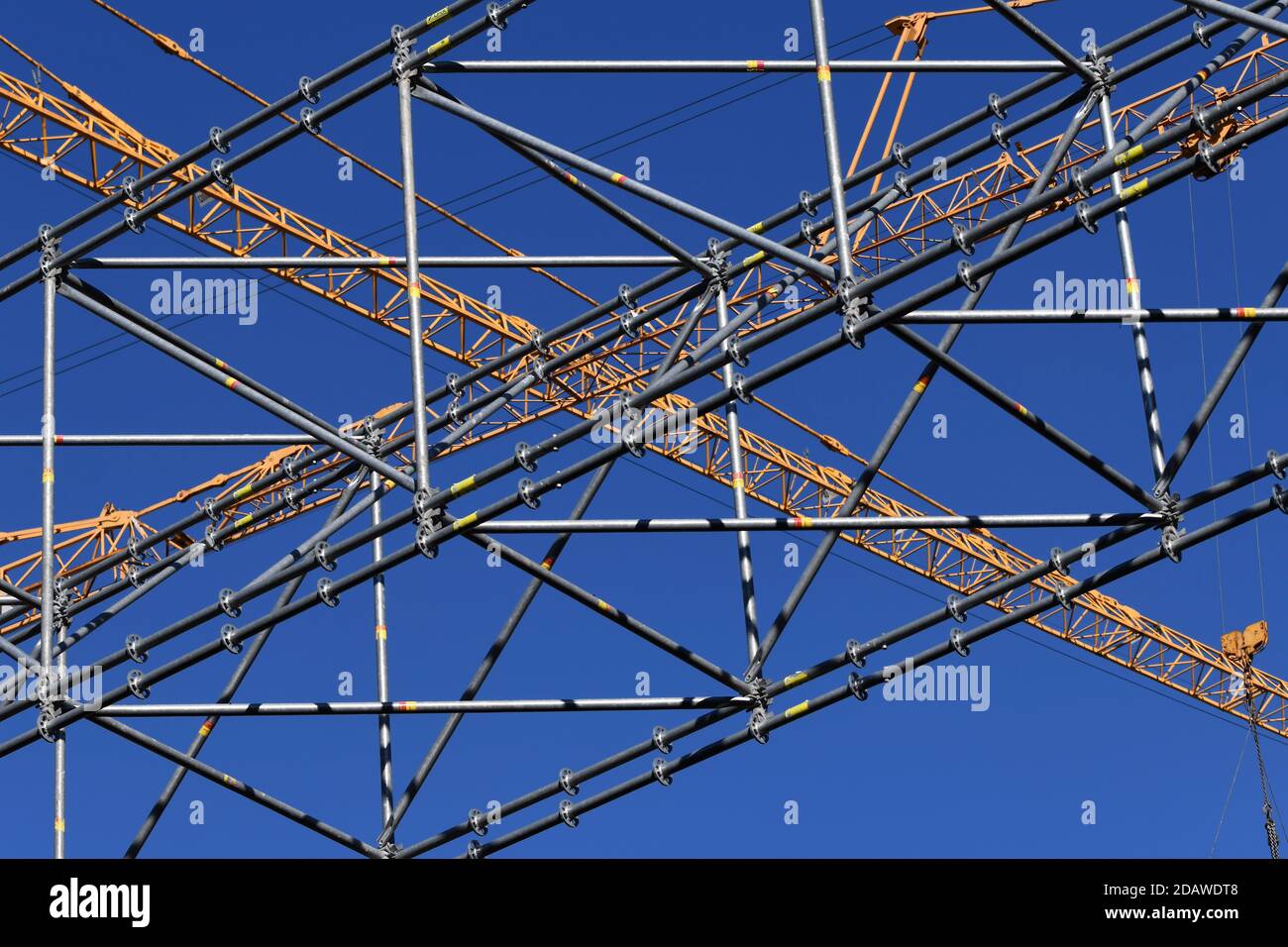Metallstrukturen gegen den blauen Himmel Stock Photo