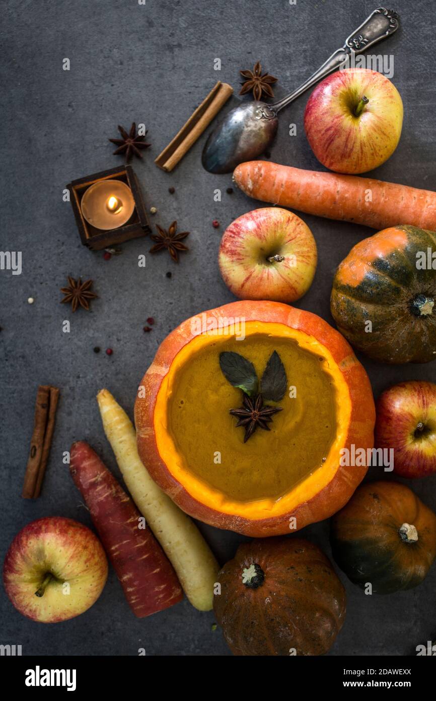 Bí ngô (pumpkin): Hoá thân vào không khí Halloween đích thực với những tác phẩm điêu khắc siêu sáng tạo từ loại quả rực rỡ - bí ngô! Đây là những kiệt tác mang dáng hình quái vật, cây cối, và nhiều lựa chọn khác sẽ khiến bạn cảm thấy thích thú và muốn tham gia ngay lập tức.