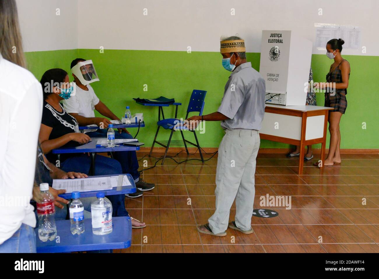 LÁBREA, AM - 15.11.2020: VOTAÇÃO DE ÍNDIO PALMARI EM LÁBREA AM - Alcídes  Lopes da Silva, 76 years old, from Etnia Palmari, voting at the Escola  Estadual Educandário Santa Rita, in the