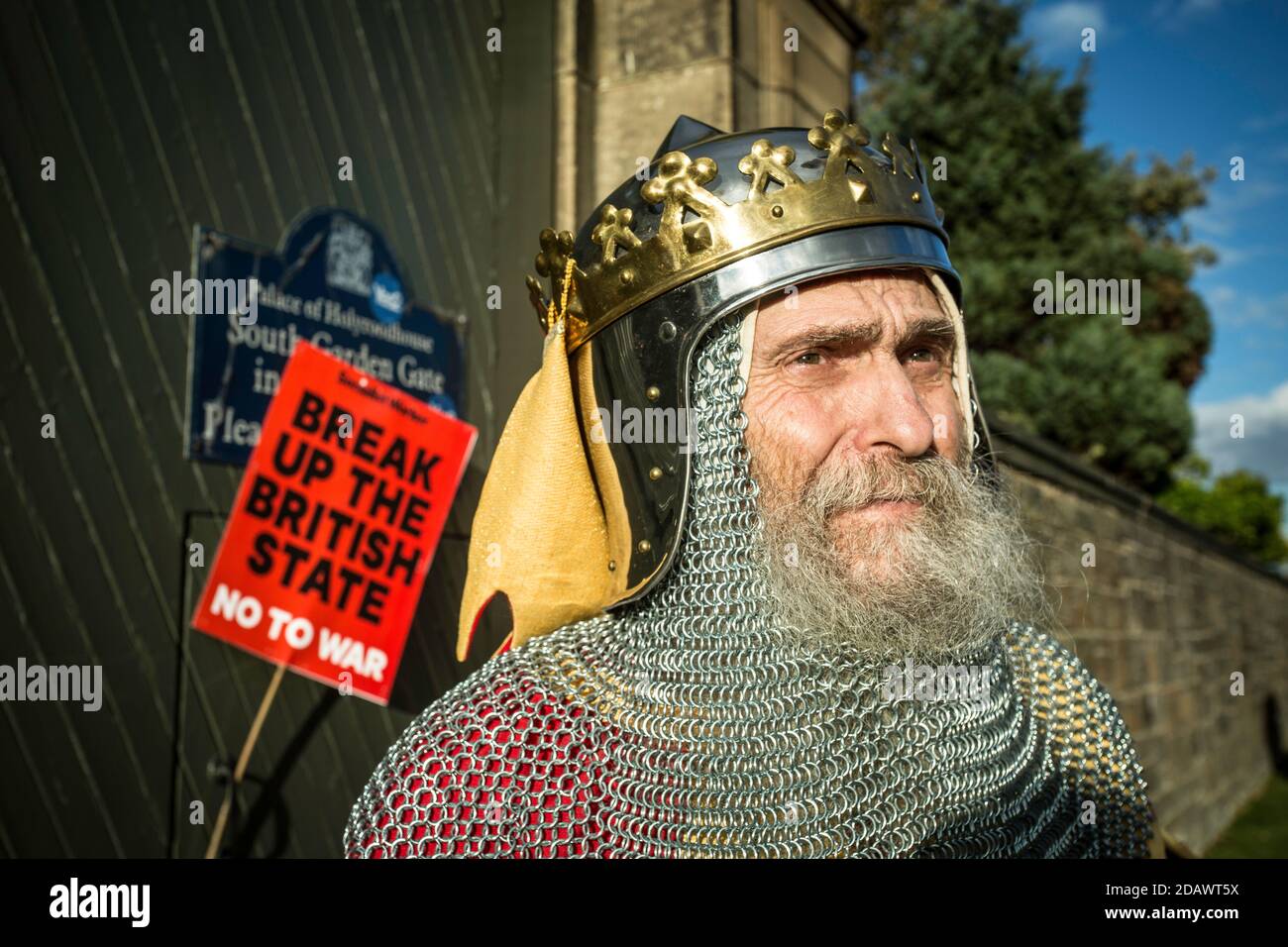 A man dressed as King Robert the Bruce takes part in an independence rally marking the 704th anniversary of the Battle of Bannockburn. Edinburgh, UK. Stock Photo