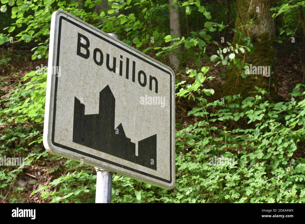 Illustration shows the name of the Bouillon municipality on a road sign