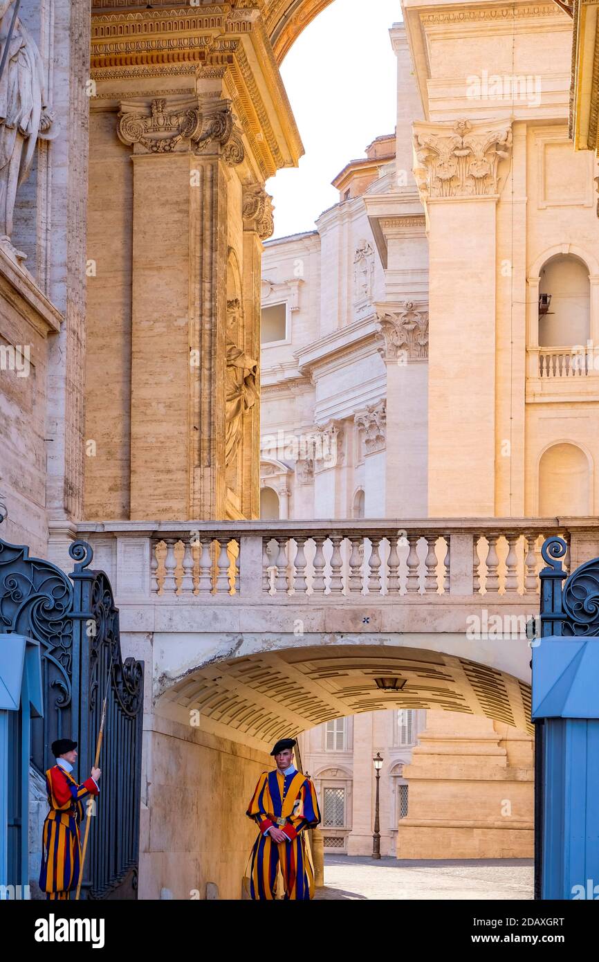 Guardia svizzera arco delle campane hires stock photography and images