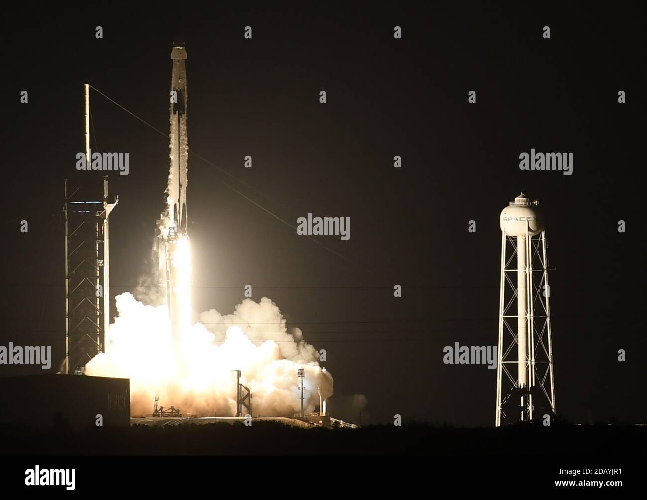 November 15, 2020 - Cape Canaveral, Florida, United States - A SpaceX Falcon 9 rocket carrying the Crew Dragon spacecraft launches from pad 39A at the Kennedy Space Center on November 15, 2020 in Cape Canaveral, Florida. The Crew-1 mission is sending a crew of four astronauts to the International Space Station. (Paul Hennessy/Alamy) Stock Photo