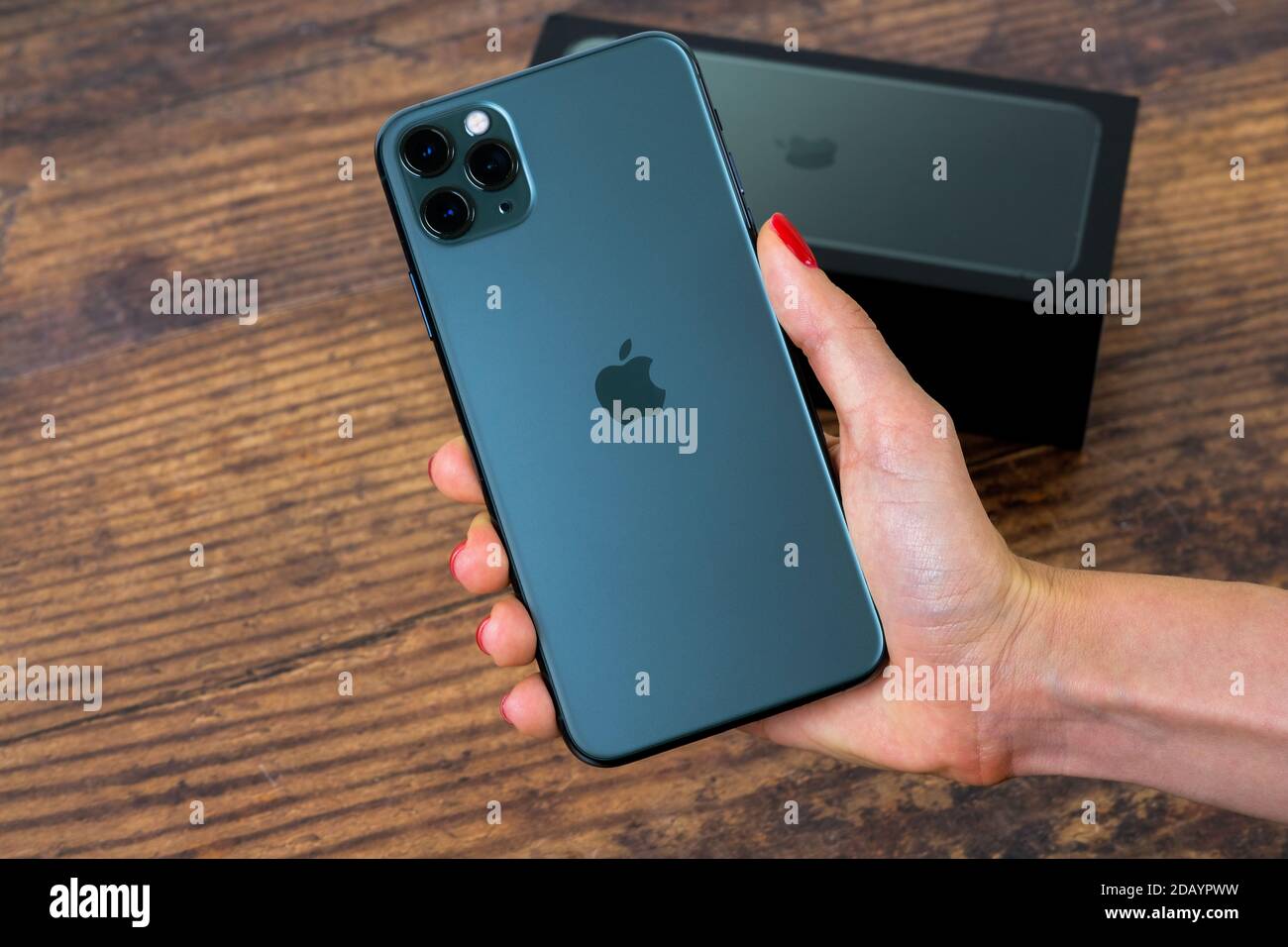 Page 3 Green Screen Iphone High Resolution Stock Photography And Images Alamy