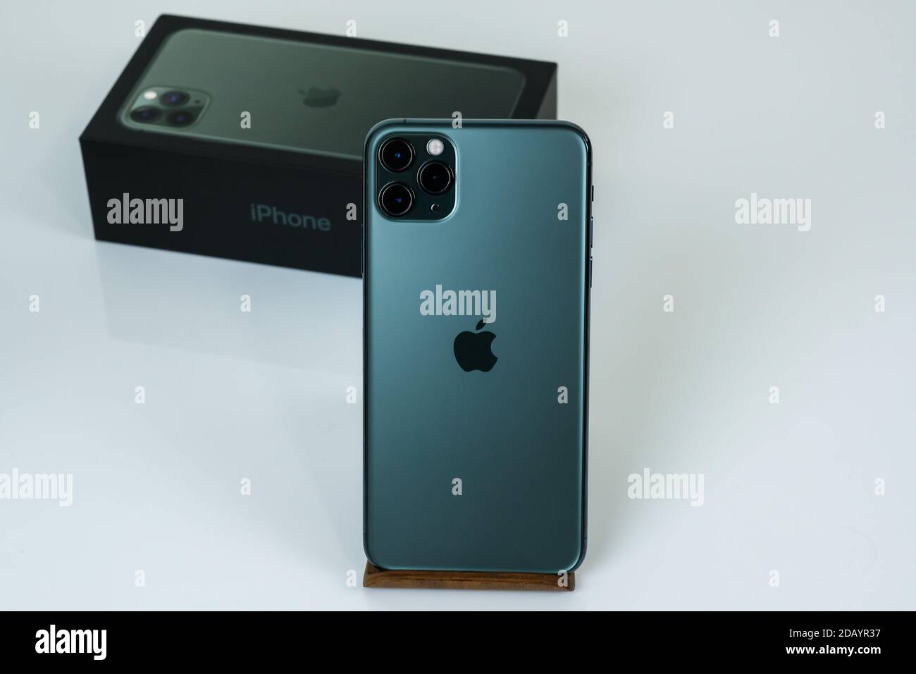 Iphone 11 Pro Max In Midnight Green Color Next To Its Box Stock Photo Alamy Iphone 11 Pro Max In Midnight Green Color Next To Its Box Stock Photo Alamy