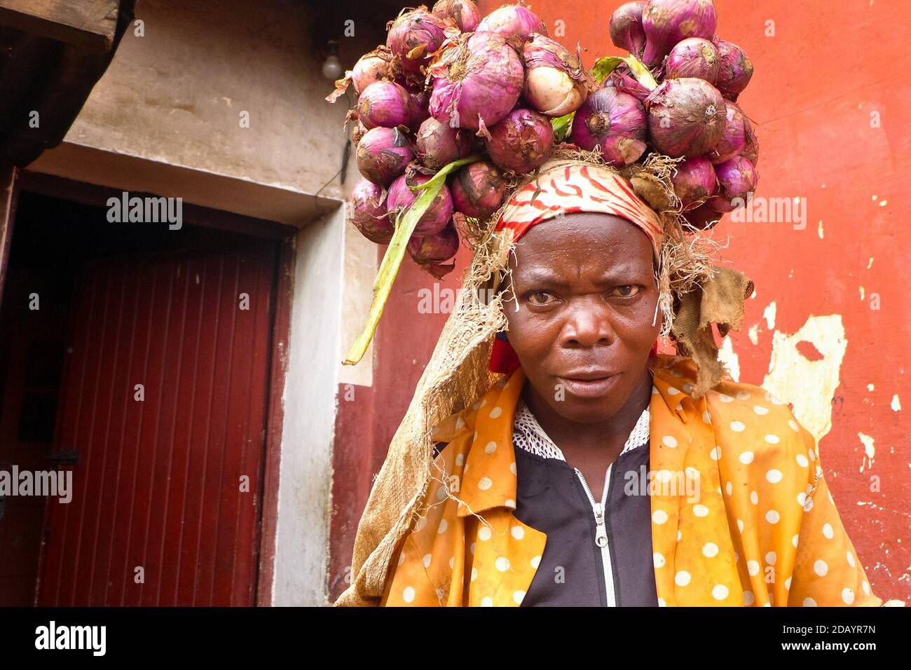 women carry onions on head Stock Photo Alamy
