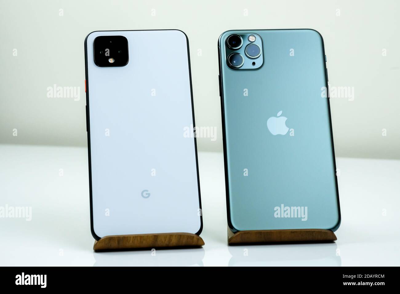 Google Pixel 4 Xl In Clearly White Color And Iphone 11 Pro Max In Midnight Green Stock Photo Alamy