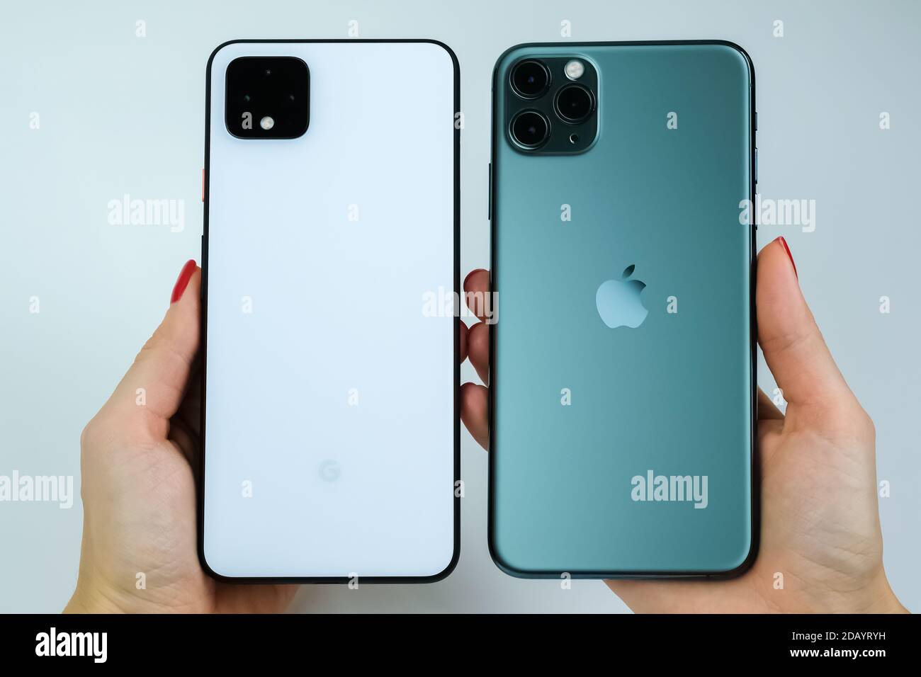 Iphone 11 Pro Max In Midnight Green Hi Res Stock Photography And Images Alamy
