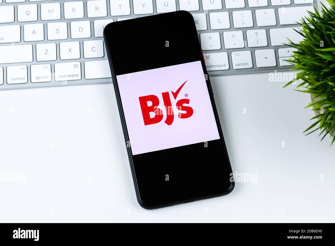 BJ's Wholesale Club app logo on a smartphone screen. Stock Photo