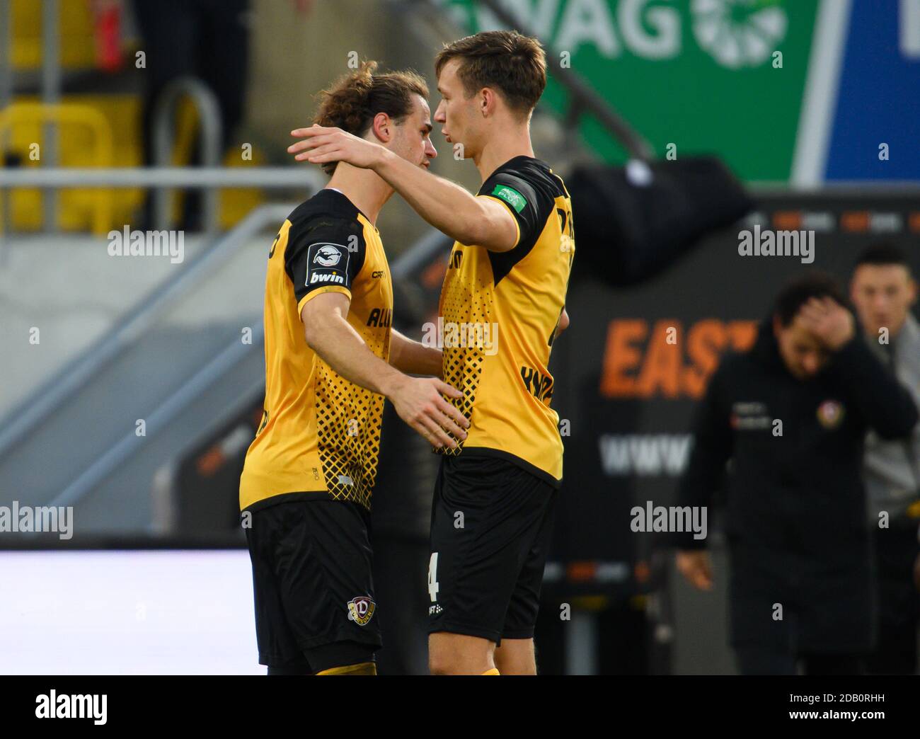 Dresden, Germany. 15th Nov, 2020. Football: 3rd division, SG Dynamo Dresden  - TSV 1860 Munich, 10th matchday, at the Rudolf-Harbig-Stadium Dynamos  Yannick Stark (3rd from left) cheers after his goal for 1:1