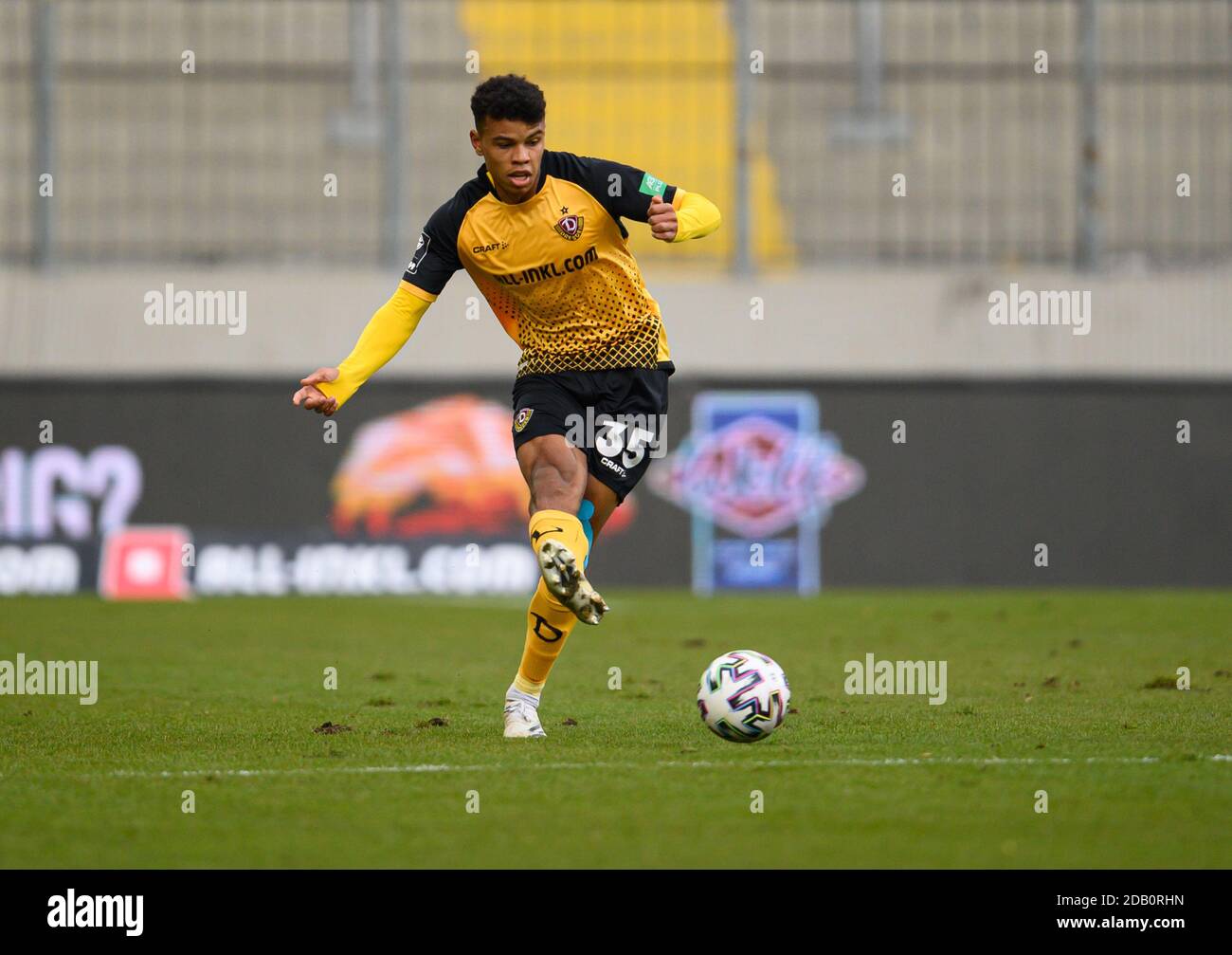 Dresden, Germany. 23rd July, 2022. Soccer: 3rd league, SG Dynamo Dresden - TSV  1860 Munich, Matchday 1, Rudolf Harbig Stadium. Dynamo's Kyu-hyun Park (l)  against Munich's Albion Vrenezi. Credit: Robert Michael/dpa/Alamy Live