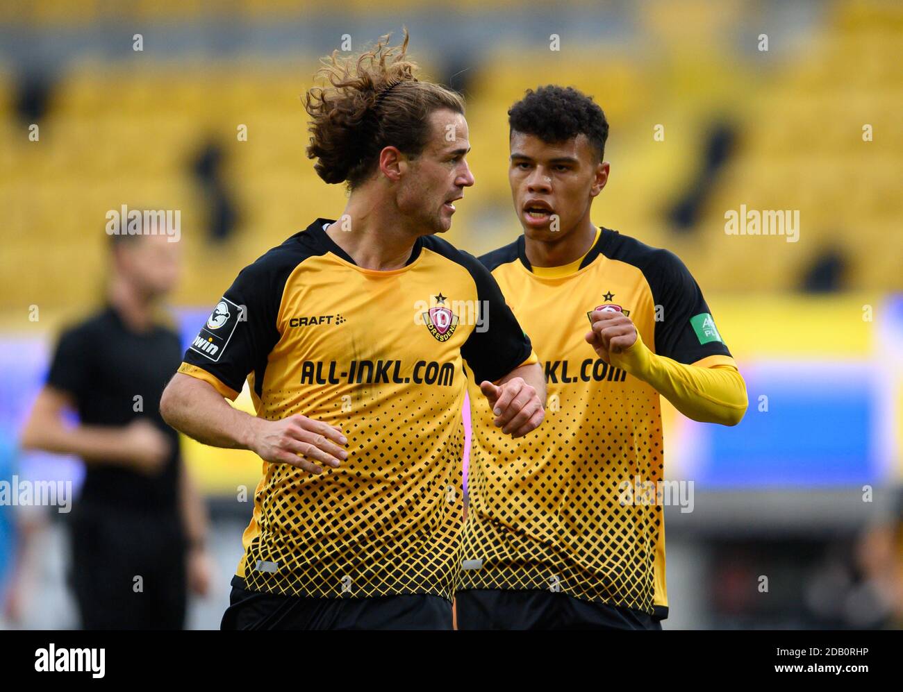 Dresden, Germany. 15th Nov, 2020. Football: 3rd division, SG Dynamo Dresden  - TSV 1860 Munich, 10th matchday, at the Rudolf-Harbig-Stadium Dynamos  Sebastian Mai (l) gesturing next to Yannick Stark. Credit: Robert  Michael/dpa-Zentralbild/dpa/Alamy