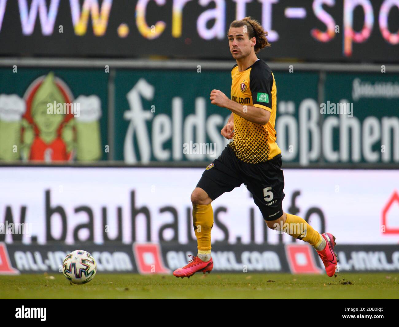 Dresden, Germany. 15th Nov, 2020. Football: 3rd division, SG Dynamo Dresden  - TSV 1860 Munich, 10th matchday, at the Rudolf-Harbig-Stadium Dynamos  Yannick Stark (3rd from left) cheers after his goal for 1:1