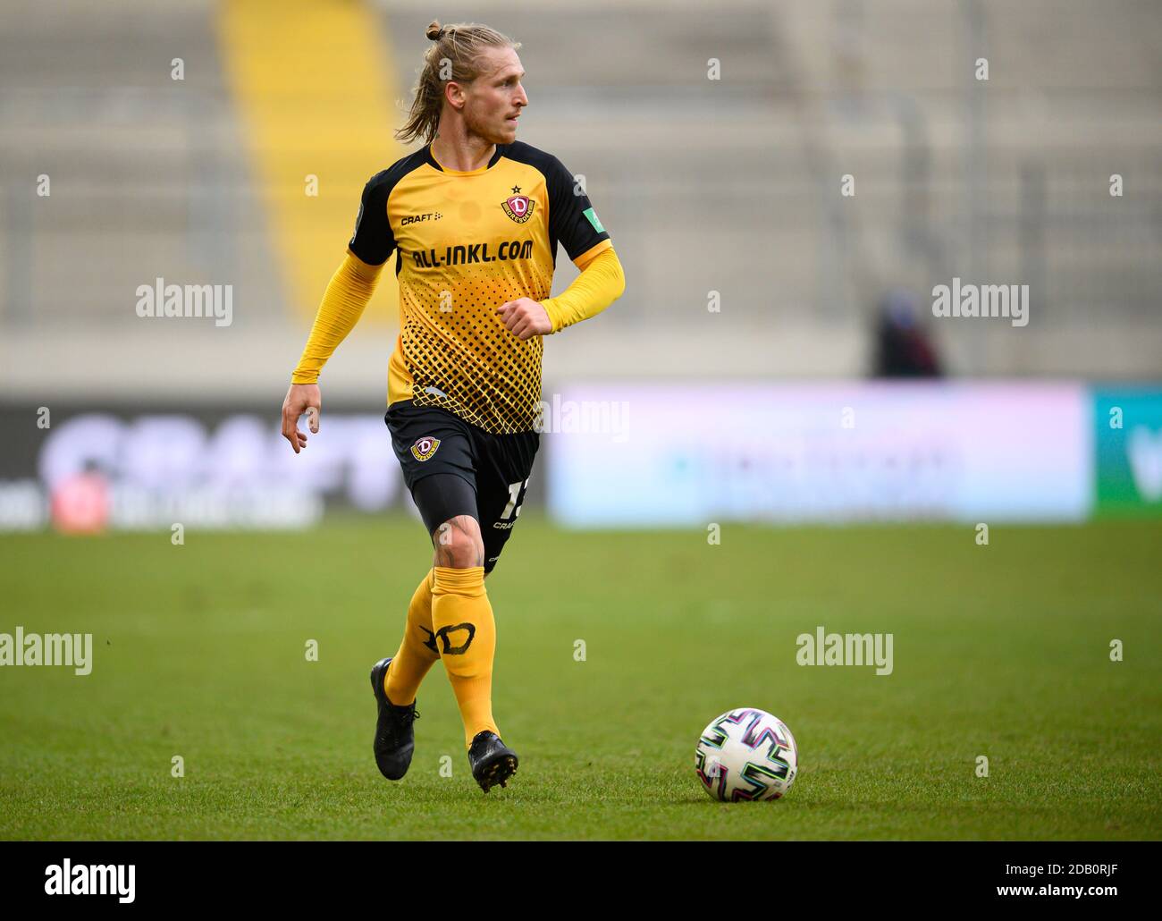 Dresden, Germany. 15th Nov, 2020. Football: 3rd division, SG Dynamo Dresden  - TSV 1860 Munich, 10th matchday, at the Rudolf-Harbig-Stadium Dynamos  Marvin Stefaniak (r) against Munich's Quirin Moll. Credit: Robert  Michael/dpa-Zentralbild/ZB/dpa/Alamy Live