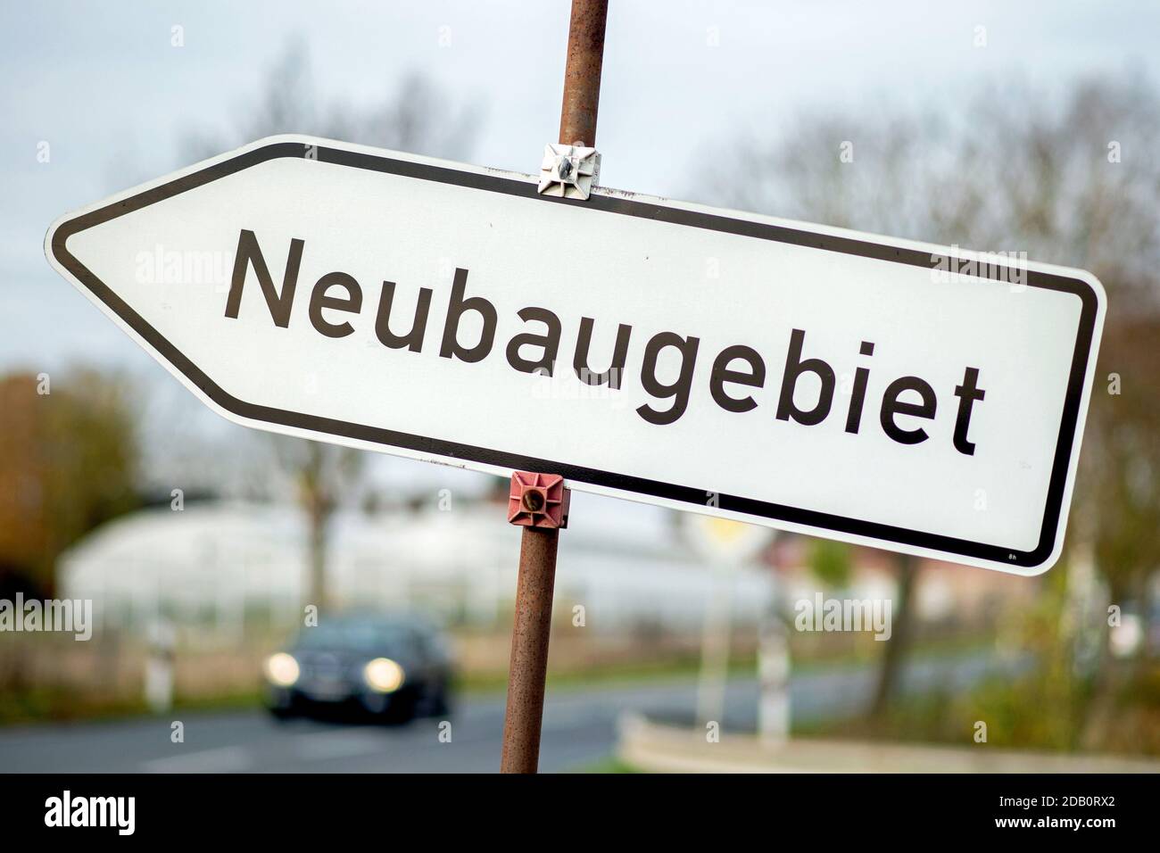 Lehrte, Germany. 14th Nov, 2020. A sign with the inscription 'Neubaugebiet' (new development area) is located on a street in the Lehrter district of Ahlten in the Hannover region. Credit: Hauke-Christian Dittrich/dpa/Alamy Live News Stock Photo