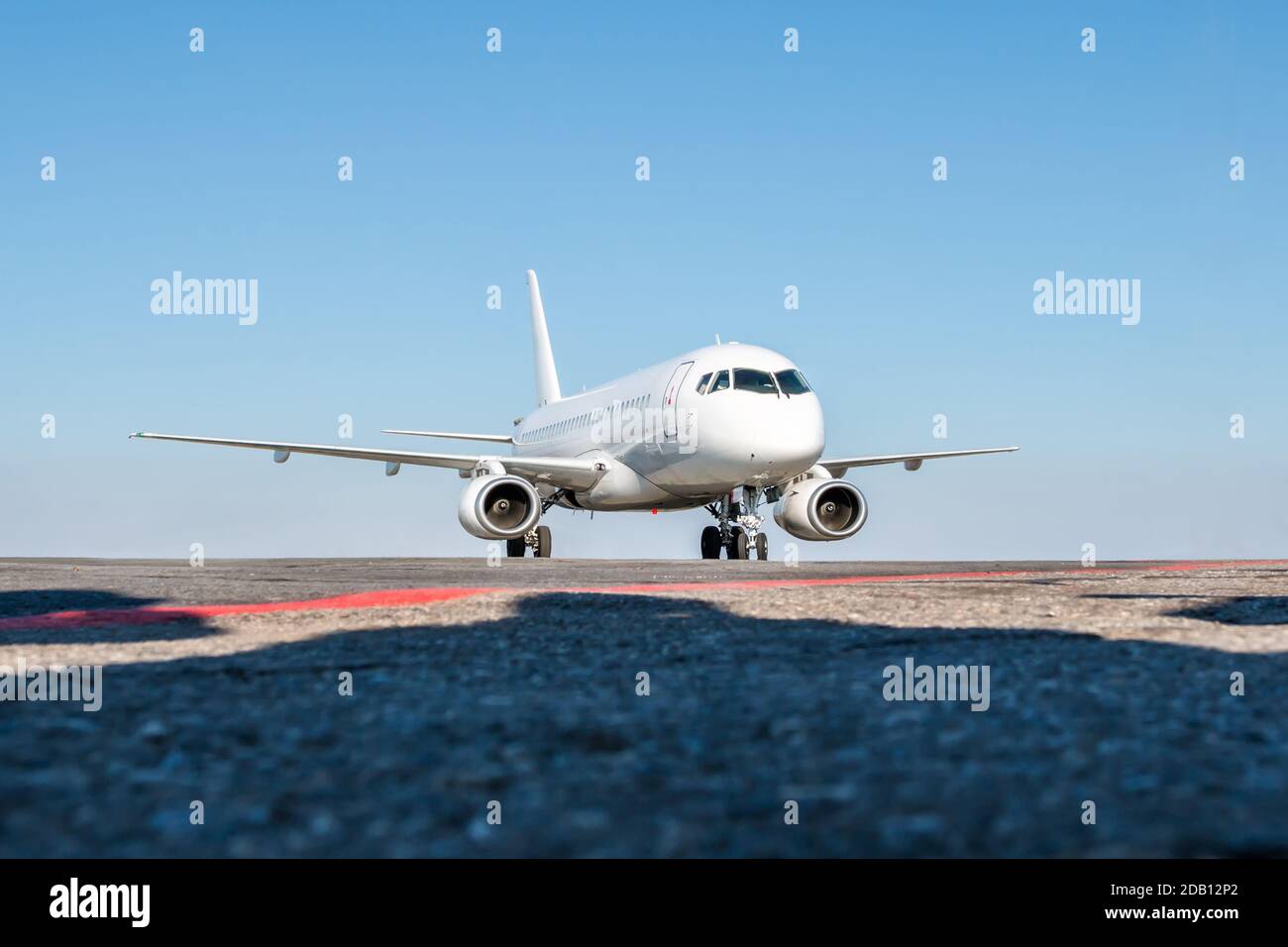 White passenger plane taxiing hi-res stock photography and images - Alamy