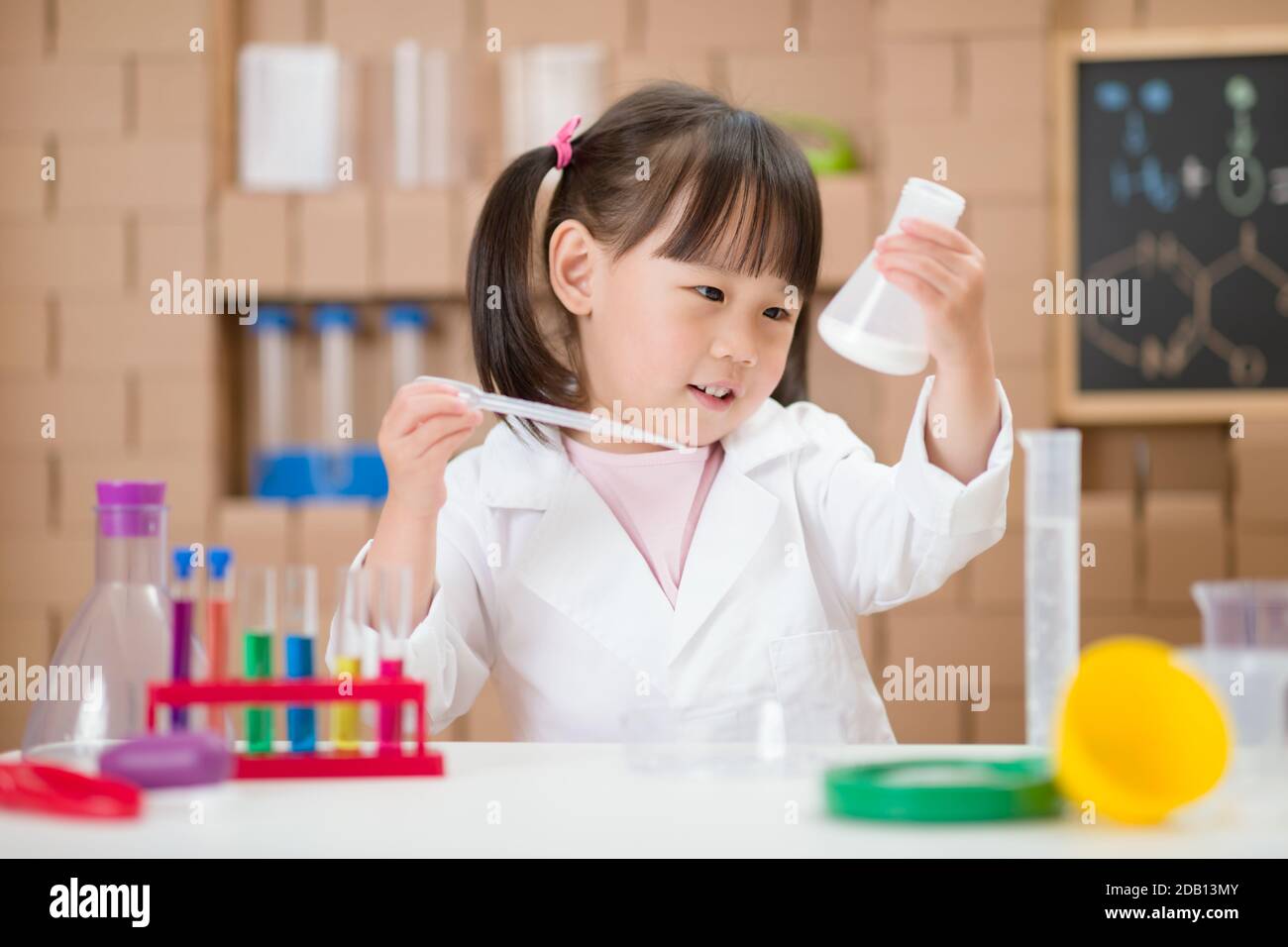 Experiment Play young girl play science experiments for homeschooling Stock Photo - Alamy