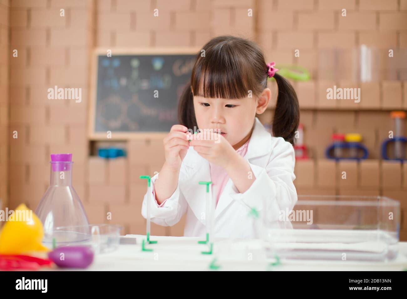 Experiment Play young girl play science experiments for homeschooling Stock Photo - Alamy