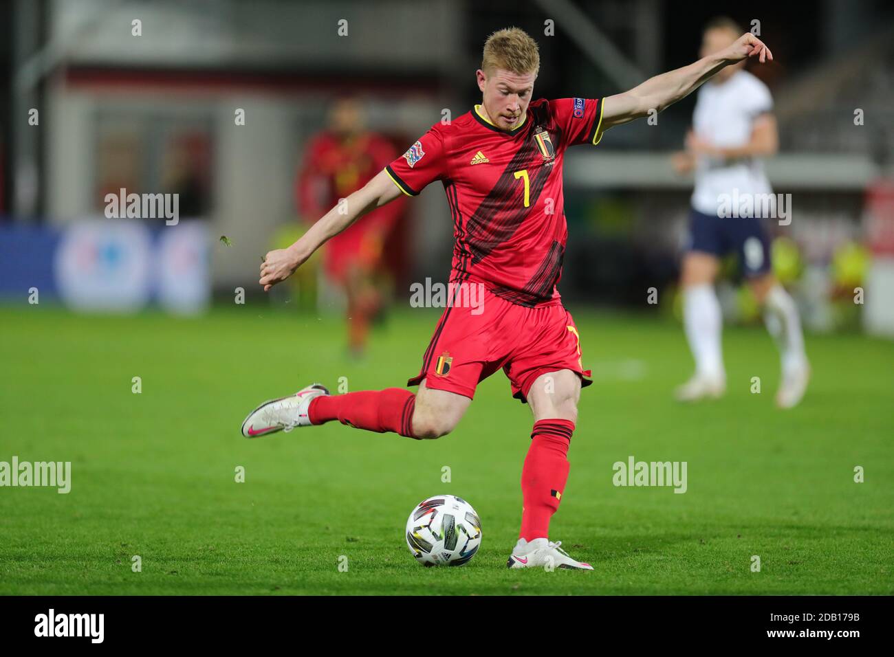 (201116) -- LEUVEN, Nov. 16, 2020 (Xinhua) -- Kevin De Bruyne of Belgium shoots during the UEFA Nations League group match between Belgium and England in King Power Stadion At Den Dreef, Leuven, Belgium, Nov. 15, 2020. (Xinhua/Zheng Huansong) Stock Photo