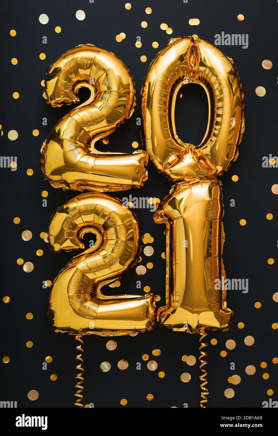 2021 balloon gold text on black background with golden confetti, festive decor. Happy New year eve invitation with Christmas gold foil balloons 2021. Stock Photo