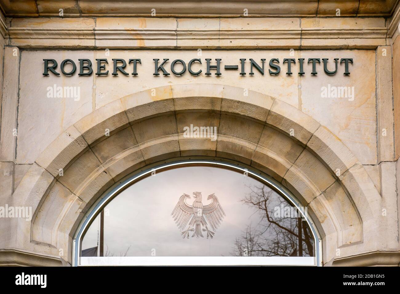 November 15, 2020, Berlin, the entrance area of the main entrance to the Robert Koch Institute (RKI) on the north bank in Berlin-Wedding. As the higher federal authority, the RKI plays an important role in the ongoing recording of the current situation of the spread of COVID-19, especially in Germany, the evaluation of all available information, the carrying out of risk assessments for COVID-19 for the German population and the making recommendations for the Professional public. In the picture the main entrance with the round floor, over it the writing: 'Robert Koch Institute'. | usage worldwi Stock Photo