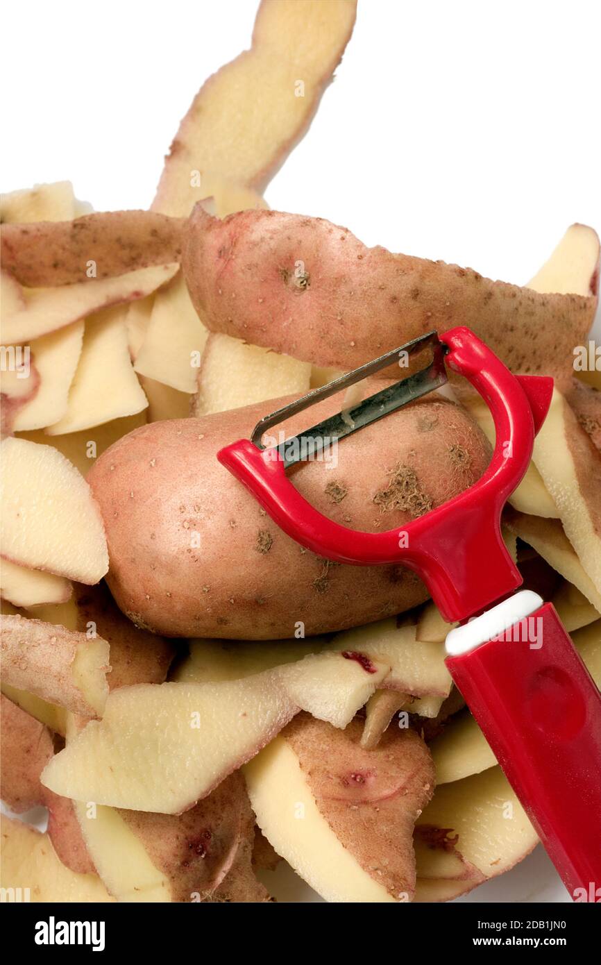 https://c8.alamy.com/comp/2DB1JN0/potato-cut-in-half-with-a-potato-peeler-on-white-background-2DB1JN0.jpg