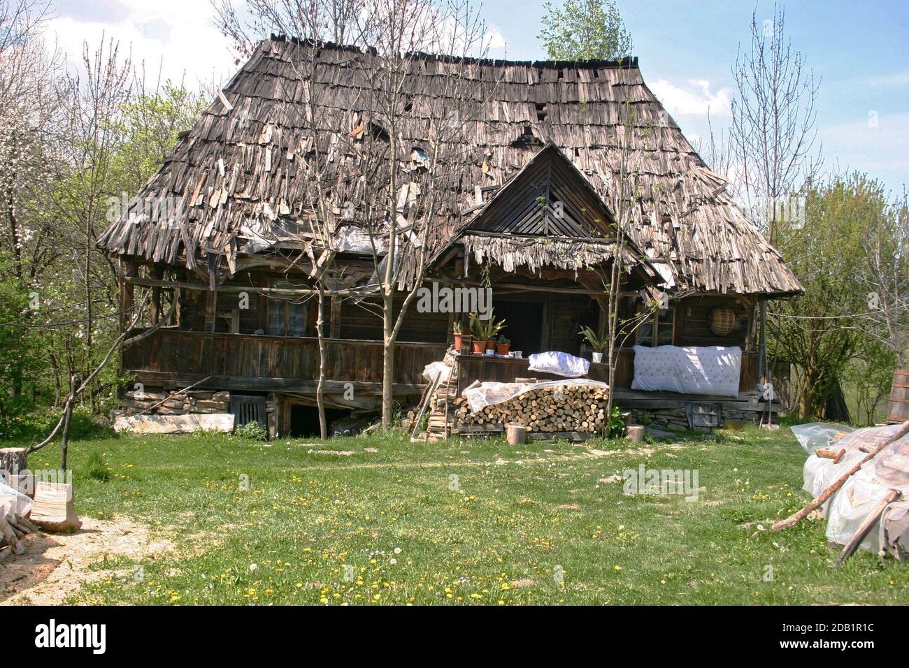 Maramures, Romania. Traditional wooden house in bad condition, still  occupied Stock Photo - Alamy