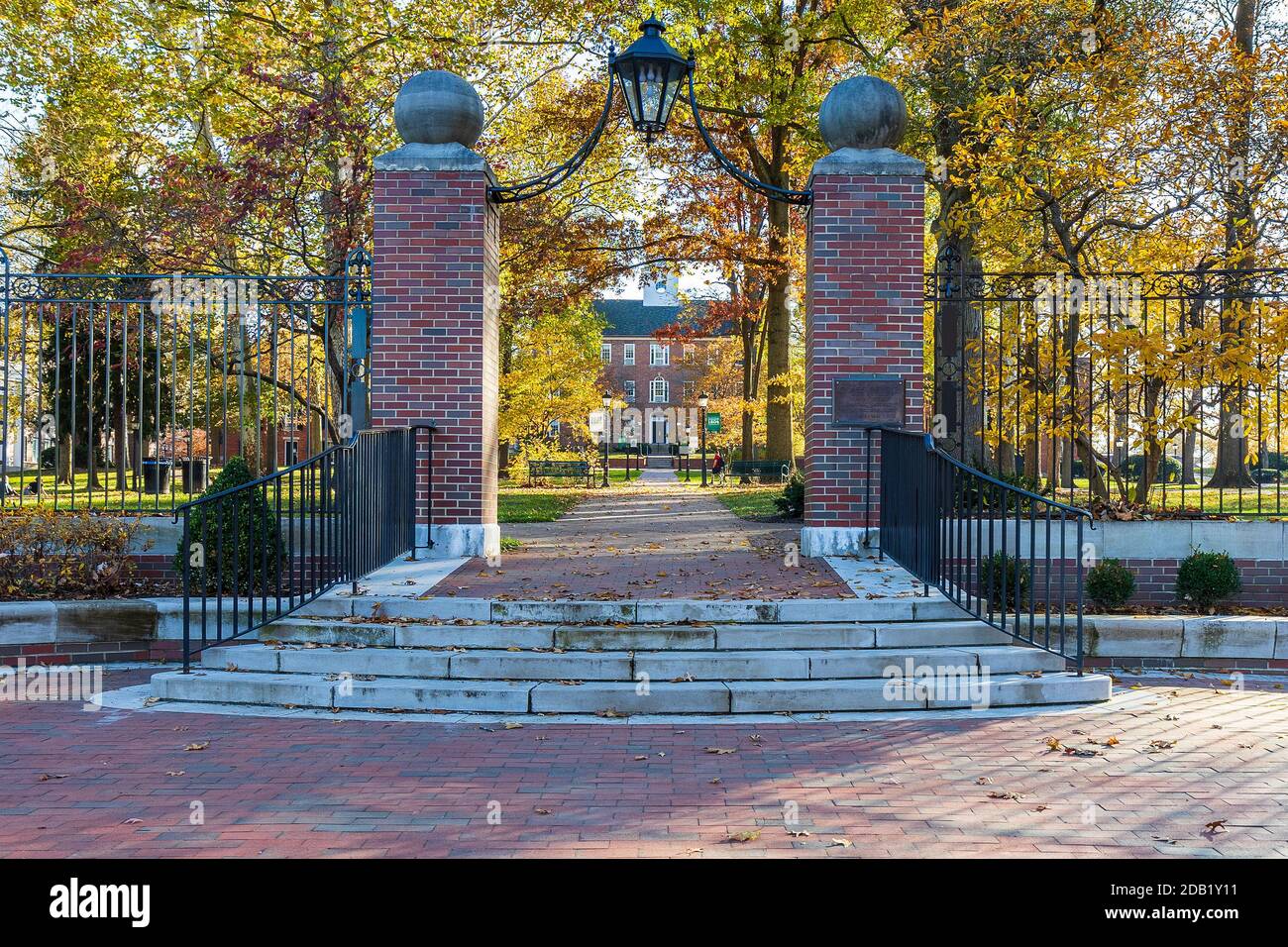 https://c8.alamy.com/comp/2DB1Y11/athens-oh-usa-november-6-college-green-and-class-gateway-on-november-6-2020-at-ohio-university-in-athens-ohio-2DB1Y11.jpg
