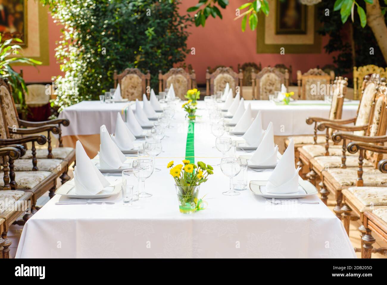 Long table served banquet hi-res stock photography and images - Alamy