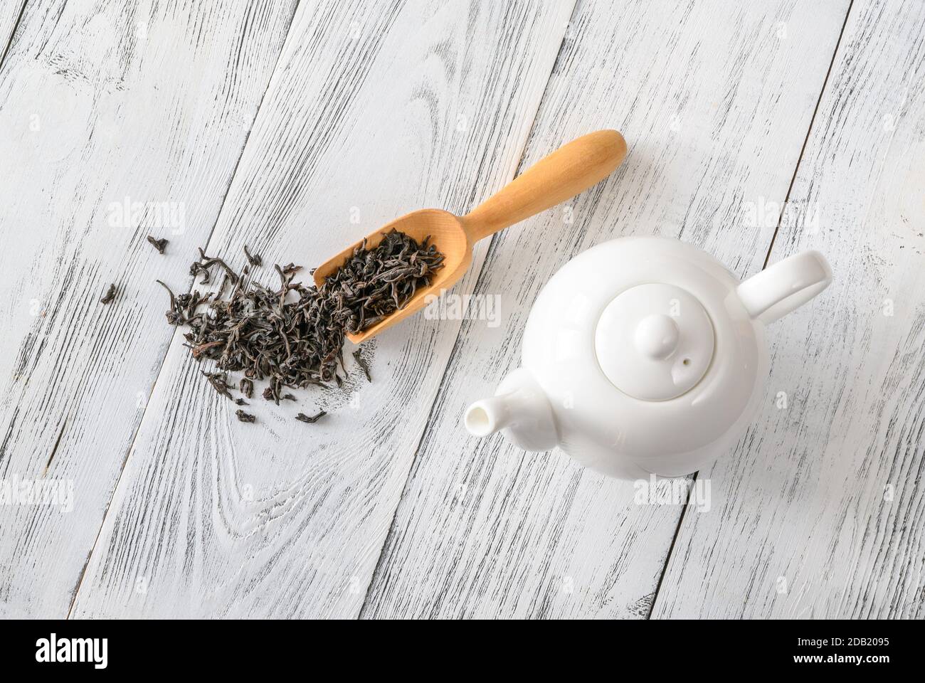 Porcelain teapot with scoop of tea Stock Photo Alamy