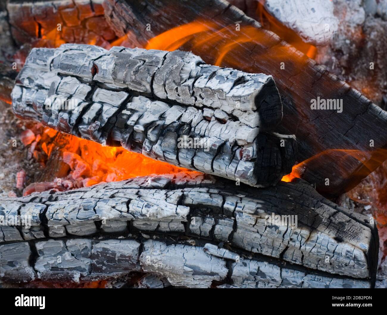 Тлеющее полено 7 букв сканворд. Головешки костра. Сгоревшие дрова. Сжигание древесины. Тлеющее полено 7 букв сканворд.