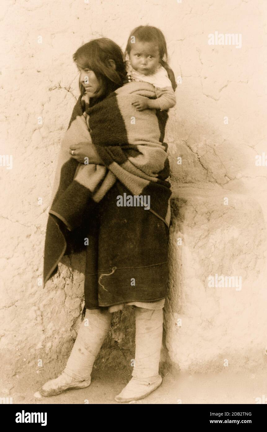 Native indian woman with her baby hi-res stock photography and images ...