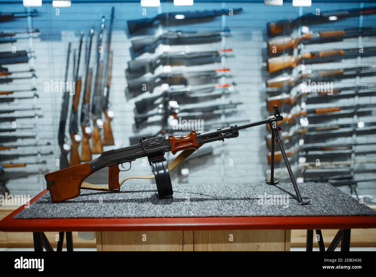 Retro rifle with a drum magazine, showcase in gun shop, nobody. Euqipment  for hunters on stand in weapon store, hunting and sport shooting hobby  Stock Photo - Alamy