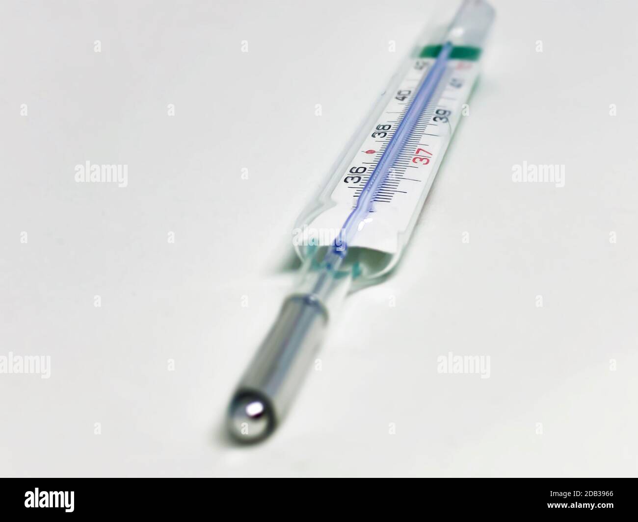 Ртутный градусник во сне. Ртуть в градуснике. Сломанный термометр. Ртутный градусник во сне. К чему снится разбитый градусник.