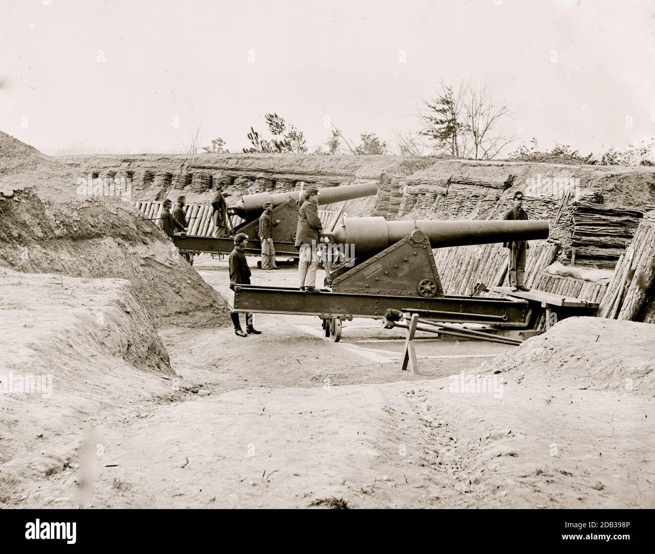 Aiken's Landing, Virginia (vicinity). Fort Brady on the James River, manned by Company C, 1st Conn. Heavy Artillery. (Battery ready for action). Stock Photo