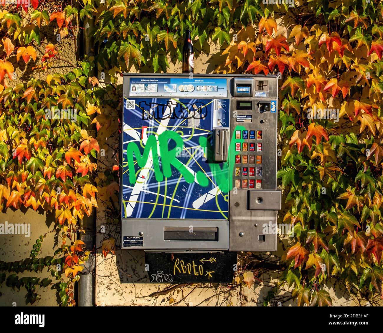 Old cigarette dispenser hi-res stock photography and images - Alamy, image size:1300x1130