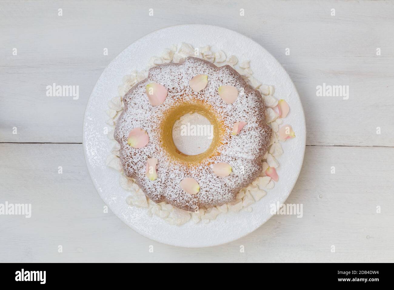 Ring cake with icing sugar and flower Stock Photo Alamy